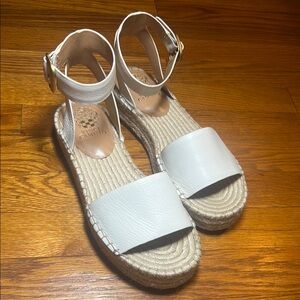 VINCE CAMUTO white / cream sandals